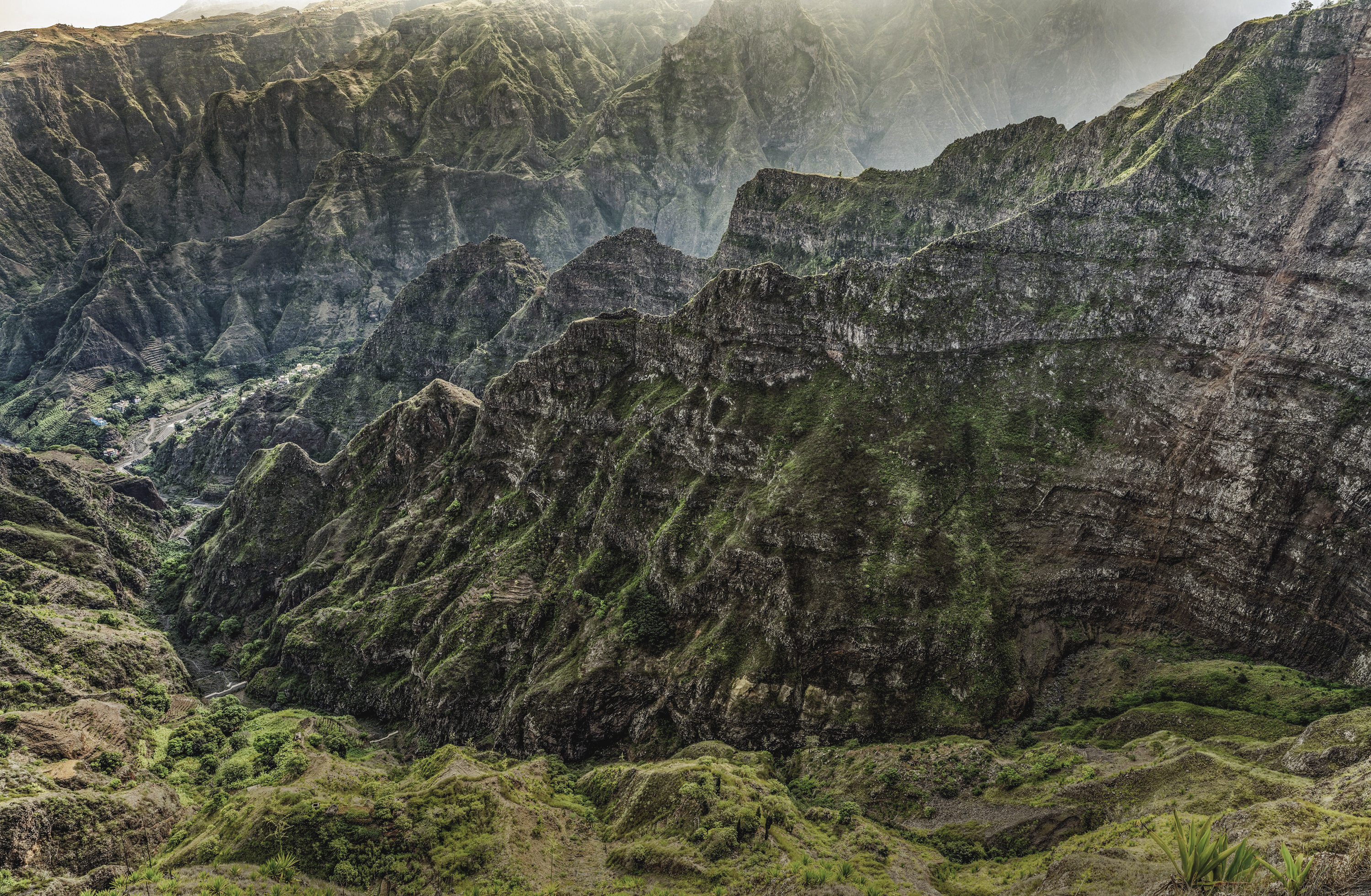 Schroffe Felsen und tiefe Täler sind typisch für Santo Antão